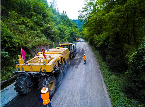 MK体育（中国）国际平台成套道路机械助力安康省道部分路段建设