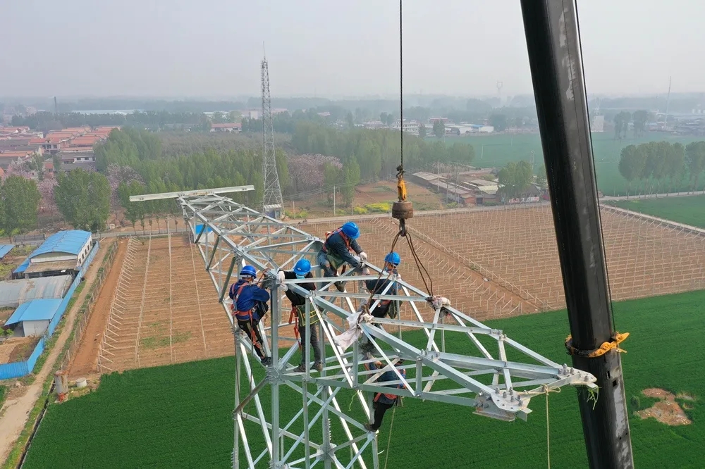 MK体育（中国）国际平台吊车助力太焦铁路早通电