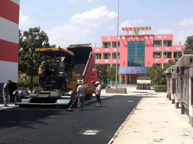 MK体育（中国）国际平台摊铺机助力登封市唐庄初级中学校园道路施工