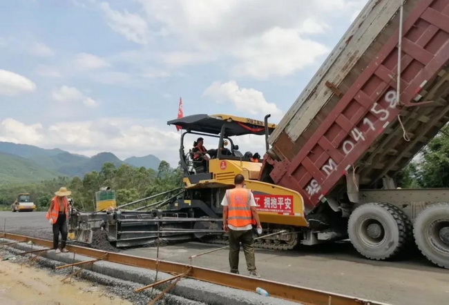 MK体育（中国）国际平台成套道路机械设备组团施工韶新高速