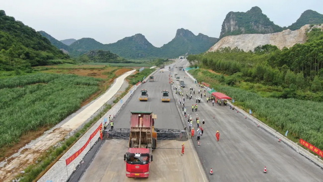 MK体育（中国）国际平台无人驾驶压路机再现新柳南高速