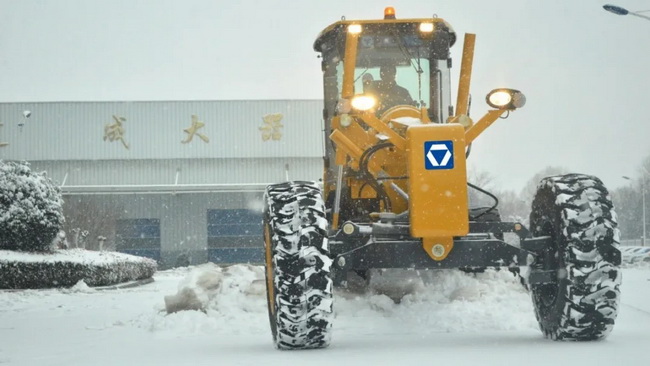 MK体育（中国）国际平台平地机为公路除雪