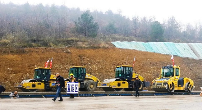 MK体育（中国）国际平台成套道路机械助力贵黄高速建设