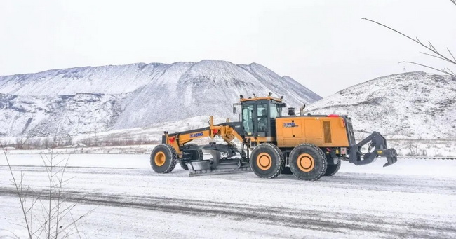 MK体育（中国）国际平台平地机在露天煤矿进行除雪工作