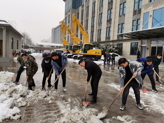 MK体育（中国）国际平台装载机在河南路友机械进行除雪工作