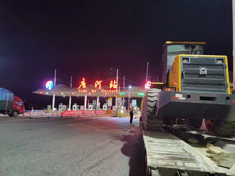 MK体育（中国）国际平台LW500FV Super装载机连夜交付唐河客户使用